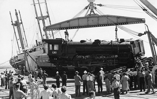 16.3.1951,Commonwealth Railways,Port Augusta - unloading of McArthur Loomotives from s.s. Belbetty