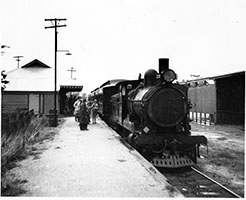 18.5.1957 - loco SAR Rx228 in platform - end loading cars - station building - Willunga