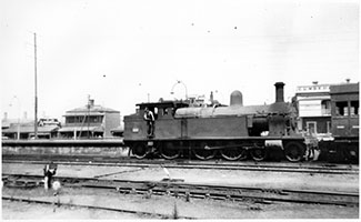 loco SAR F252 in platform,Granville - Leo Rowe Collection