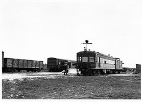 1932, railcar SAR Brill 75 class No. 55 + Brill 55 class in platform - goods wagons - Wanbi