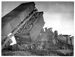 18.2.1943 - locos CR NM24 + SAR T218 head on collision wreckage - Strangways Springs